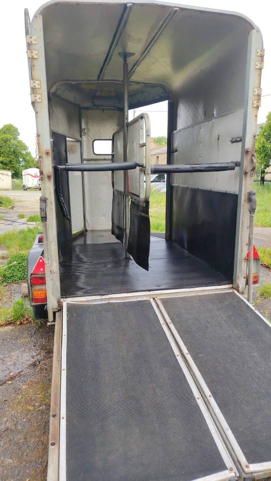 VAN 2 PLACES &ndash; MARQUE IFOR WILLIAMS