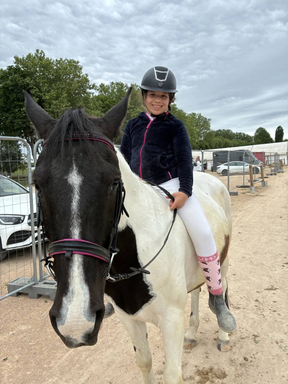 Demi pension sur gentil poney D polyvalent
