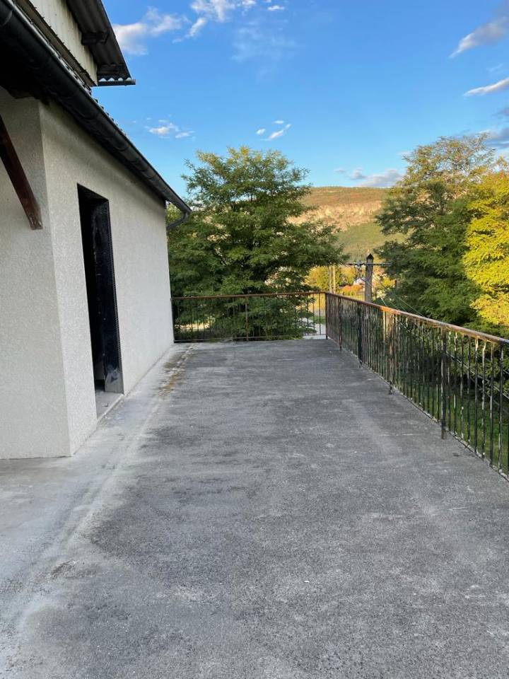 Vds belle petite maison de 45m2 avec 6000m2 de pr&eacute; 