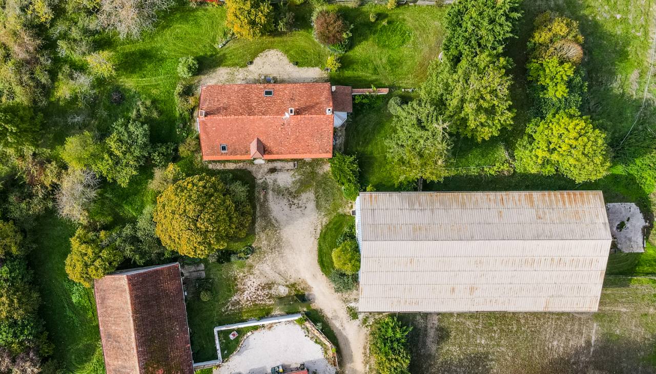 PROPRIETE EQUESTRE AVENDRE, avec grande maison + Grange
