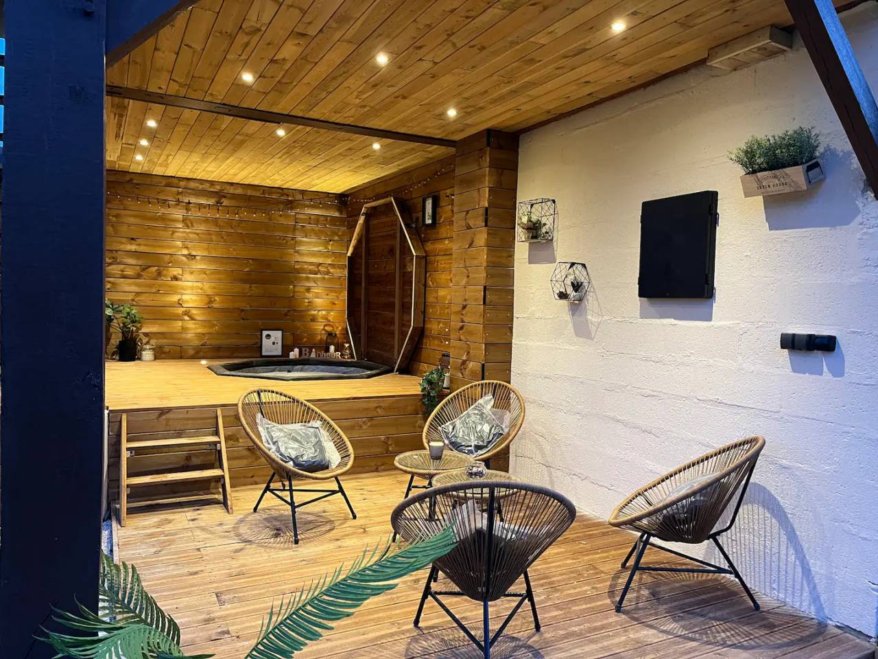 PROPRI&Eacute;T&Eacute; &Eacute;QUESTRE:MAISON+G&Icirc;TE 18 000&euro;/AN+1,7HA+PISCINE