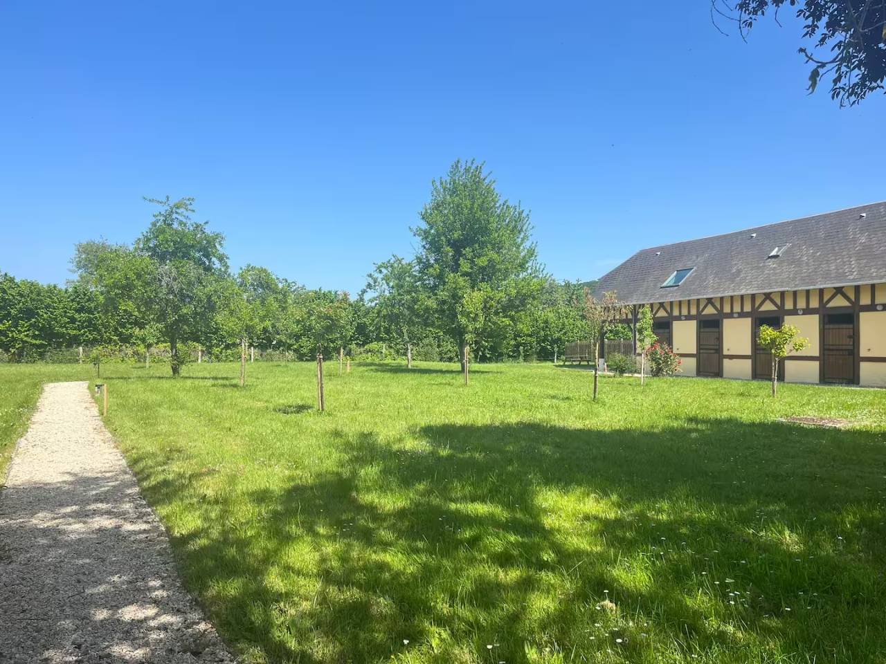 PROPRI&Eacute;T&Eacute; &Eacute;QUESTRE:MAISON+G&Icirc;TE 18 000&euro;/AN+1,7HA+PISCINE