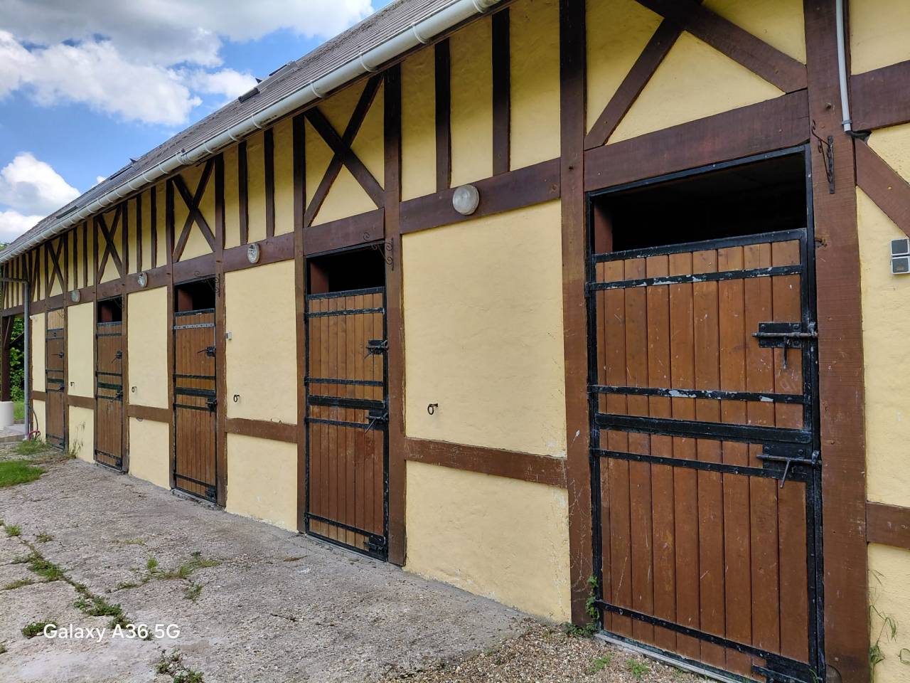 PROPRI&Eacute;T&Eacute; &Eacute;QUESTRE:MAISON+G&Icirc;TE 18 000&euro;/AN+1,7HA+PISCINE