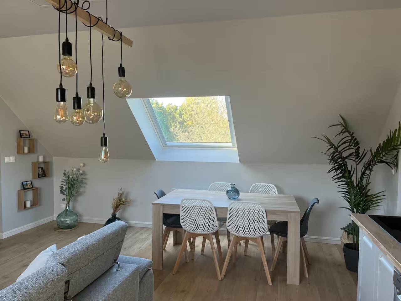 PROPRI&Eacute;T&Eacute; &Eacute;QUESTRE:MAISON+G&Icirc;TE 18 000&euro;/AN+1,7HA+PISCINE
