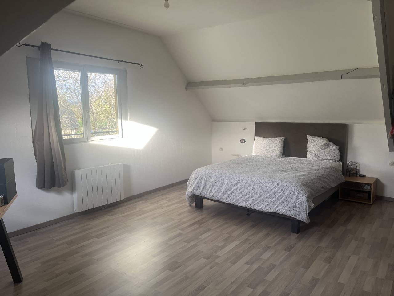 PROPRI&Eacute;T&Eacute; &Eacute;QUESTRE:MAISON+G&Icirc;TE 18 000&euro;/AN+1,7HA+PISCINE