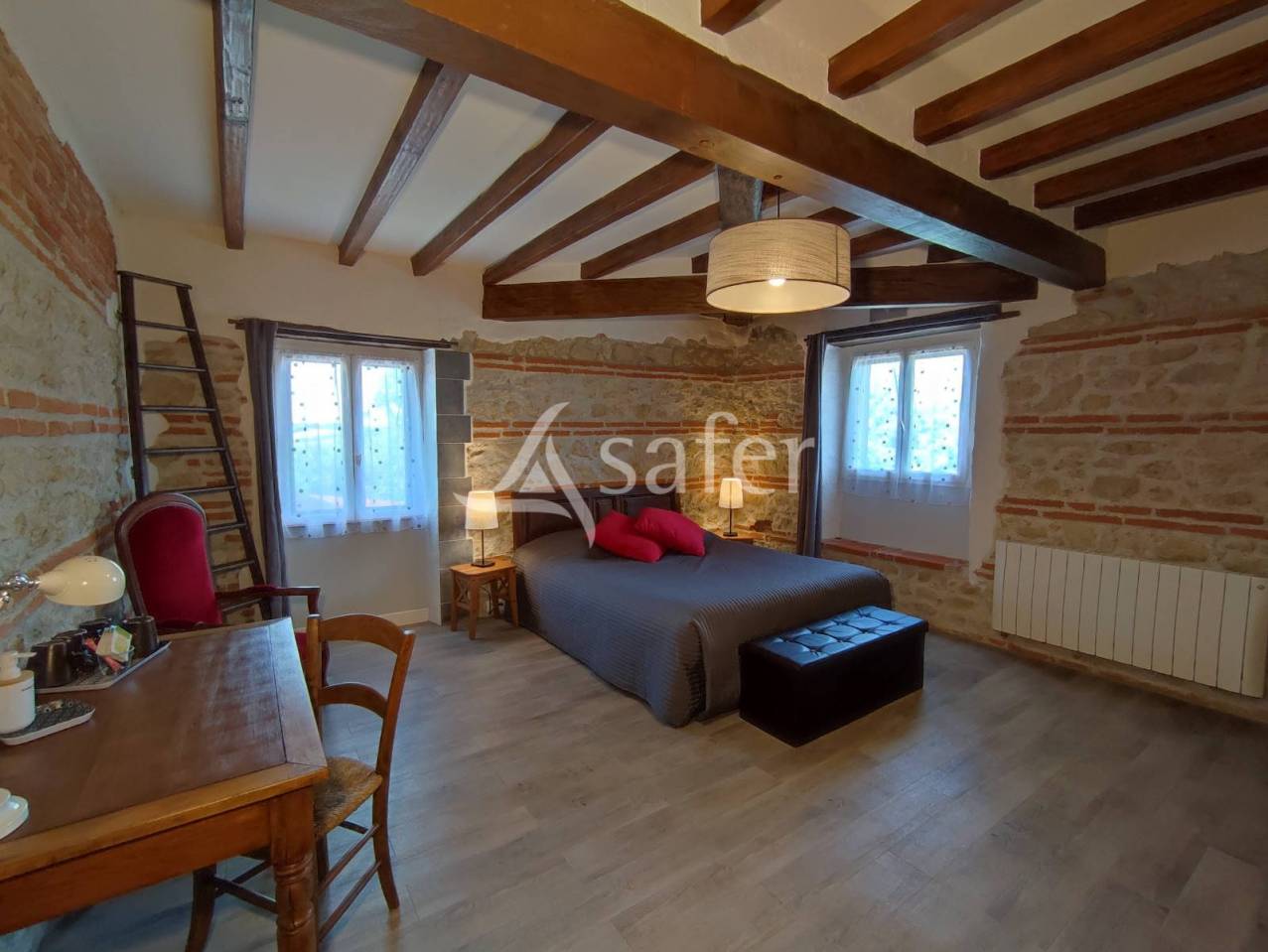 Maison d'habitation avec chambres d'h&ocirc;tes sur 29 hectares de te