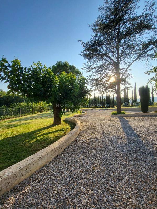 Magnifique bastide dr&ocirc;moise sur 15 hectares