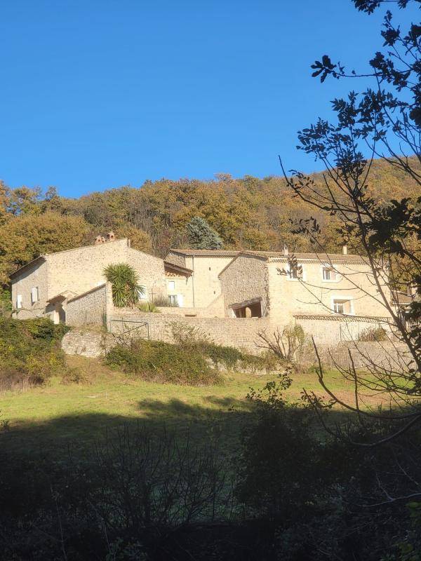 Magnifique bastide dr&ocirc;moise sur 15 hectares