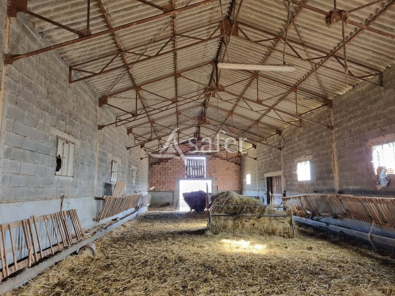 Maison d'habitation avec hangar et bergerie sur 50 hectares de t