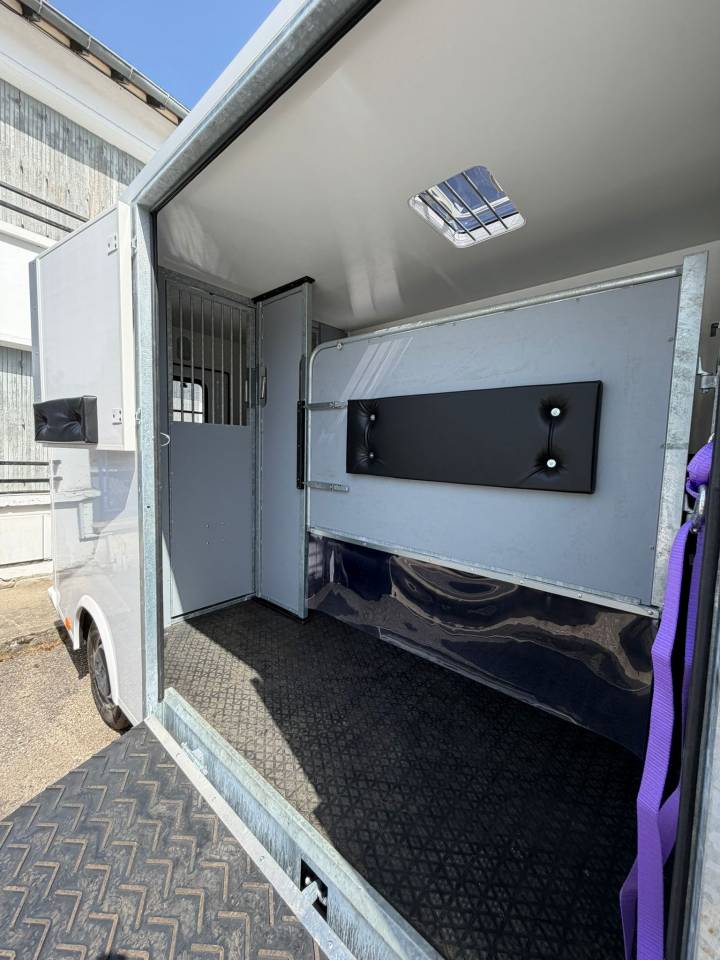 RENAULT MASTER &ndash; 2022 &ndash; 3 PLACES &ndash; STALLE &ndash; 120 000KM