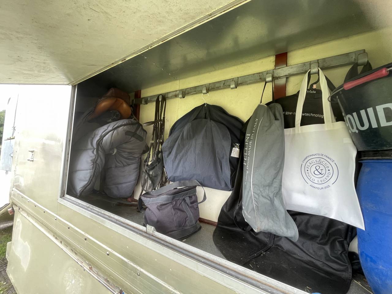 Mercedes PL camion chevaux 