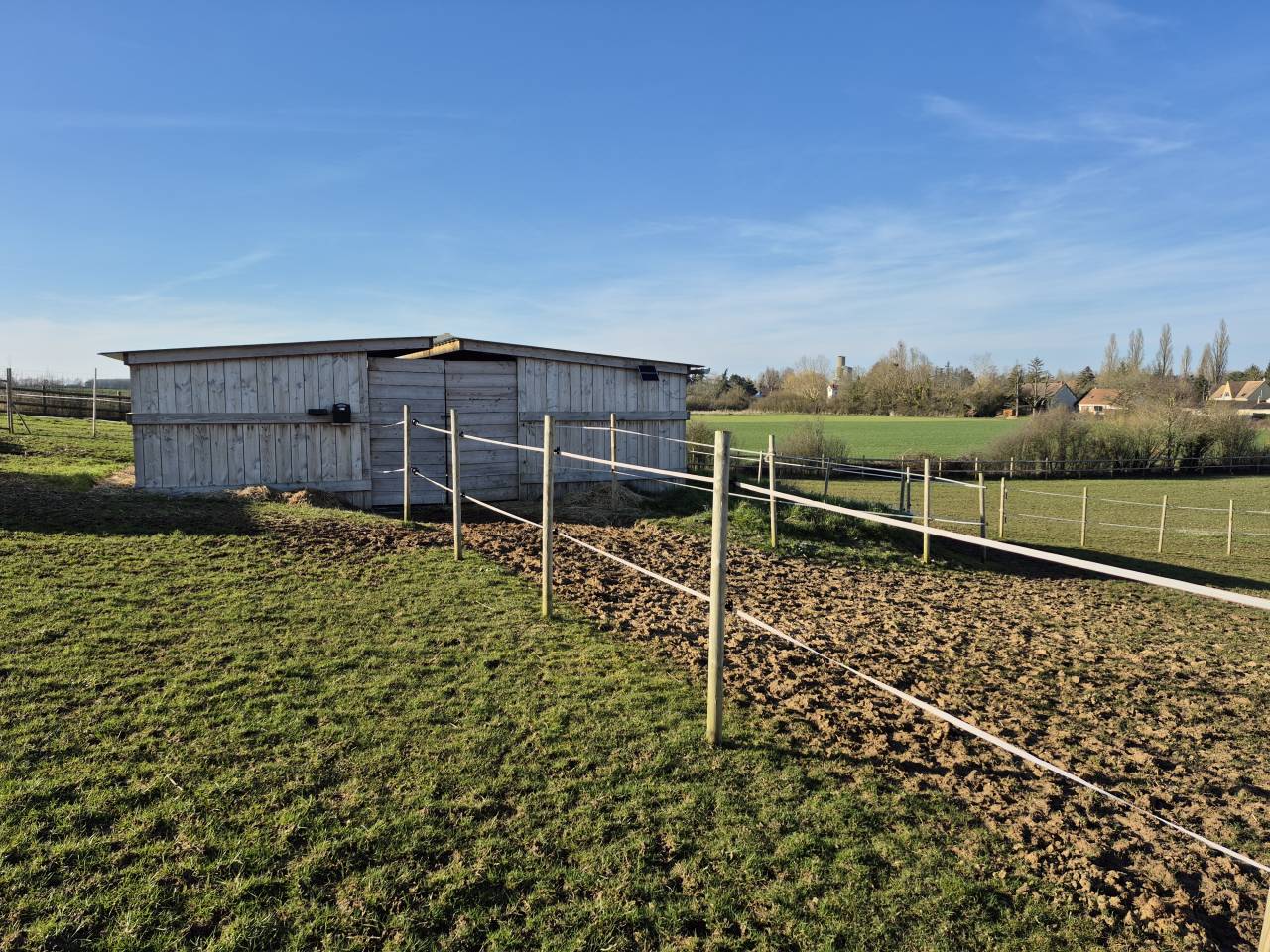 Terrain d'un hectare avec boxes.
