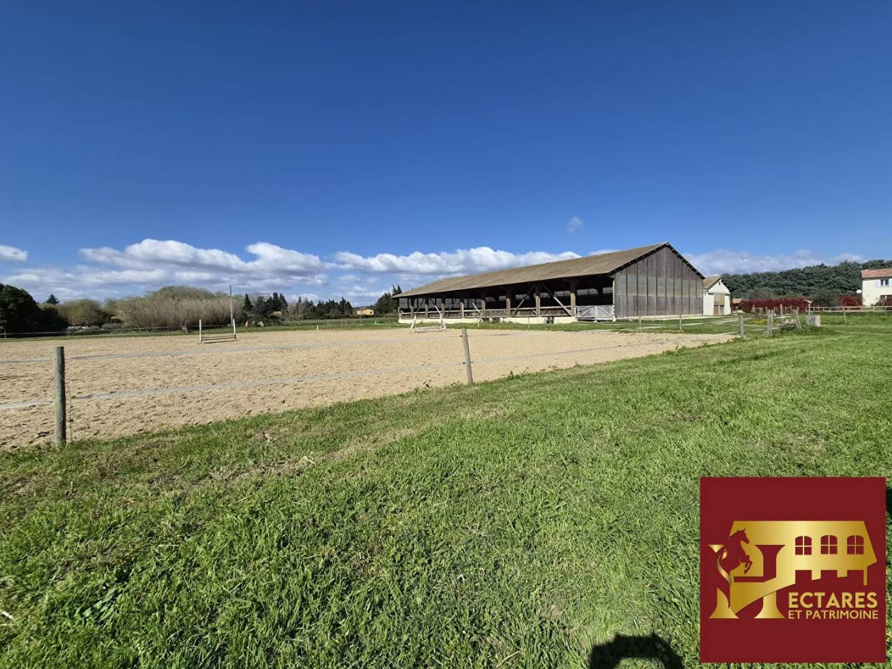 Propri&eacute;t&eacute; equestre - 11 Hectares - Nimes -