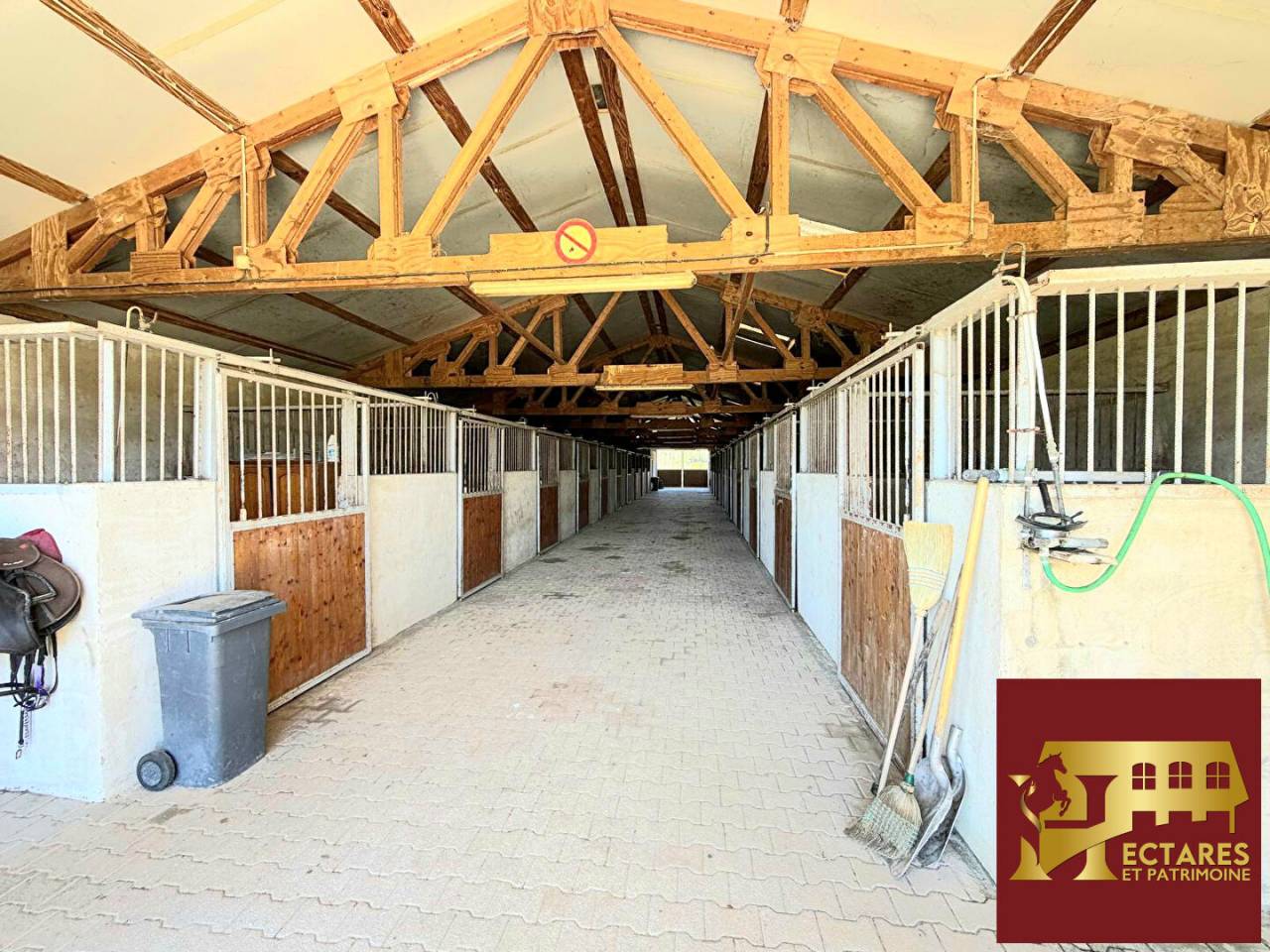 Propri&eacute;t&eacute; equestre - 11 Hectares - Nimes -