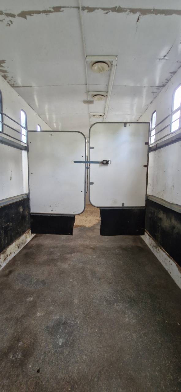 Semi remorque 9 chevaux