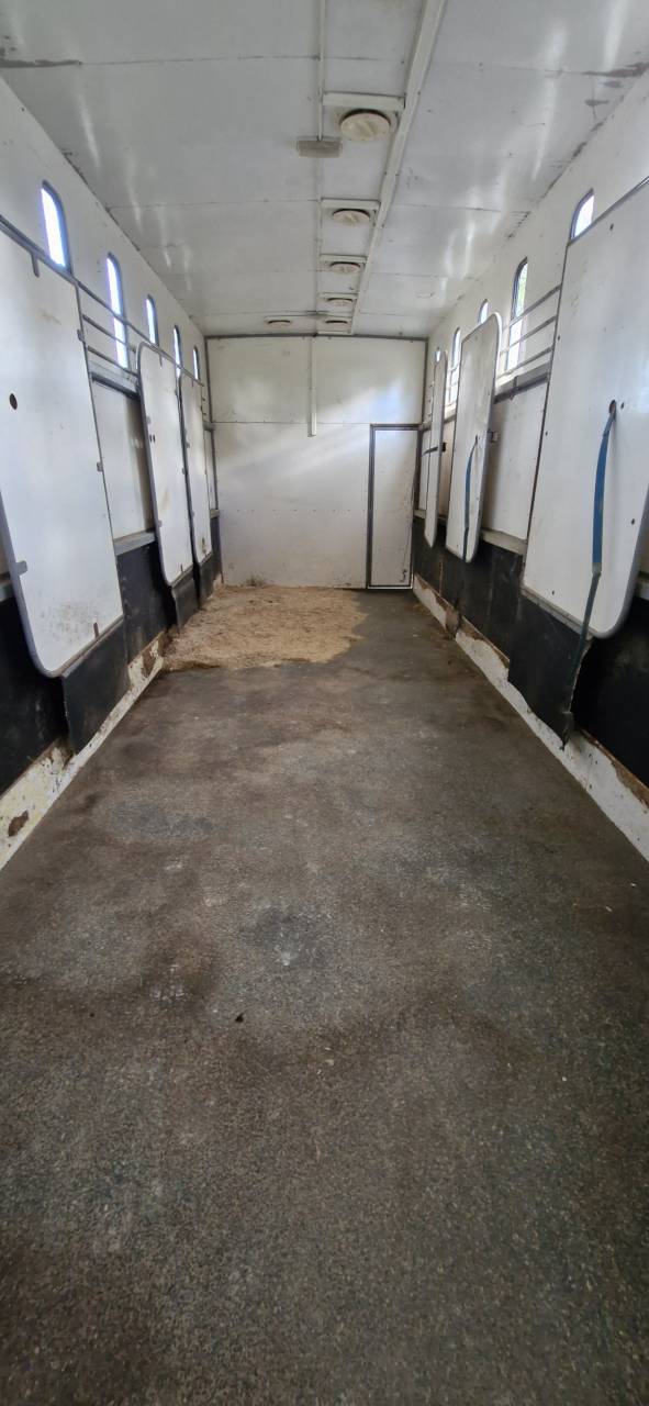 Semi remorque 9 chevaux