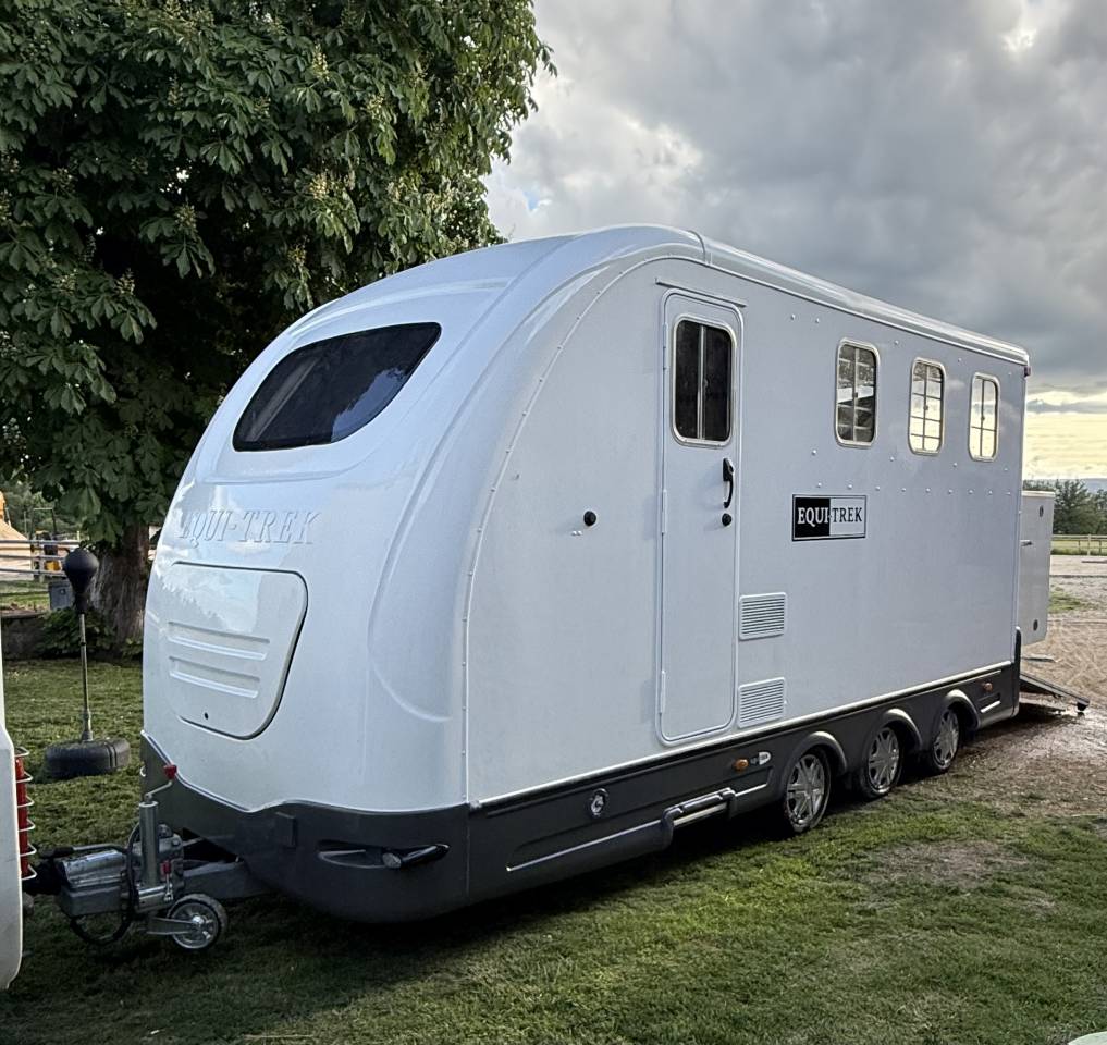 van &Eacute;qui Trek Home car