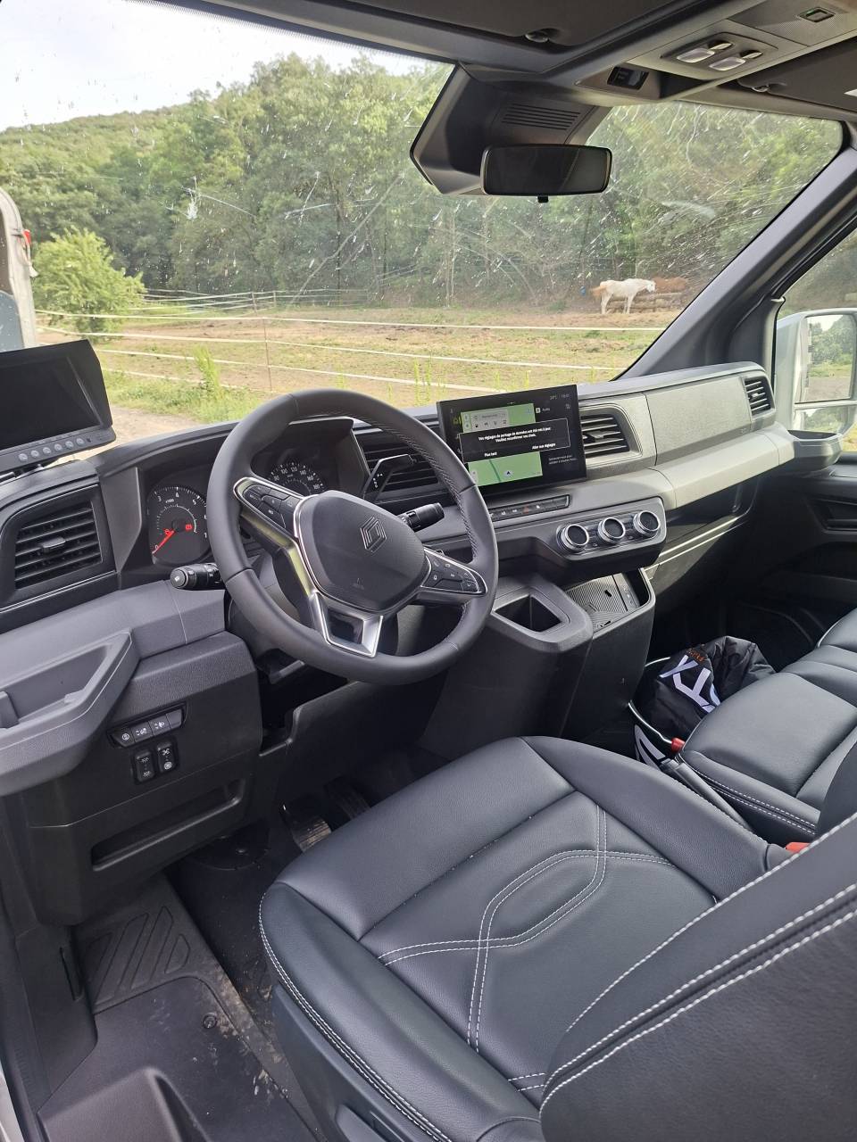 LOCATION CAMION CHEVAUX VL &ndash; STX RENAULT MASTER NEUF