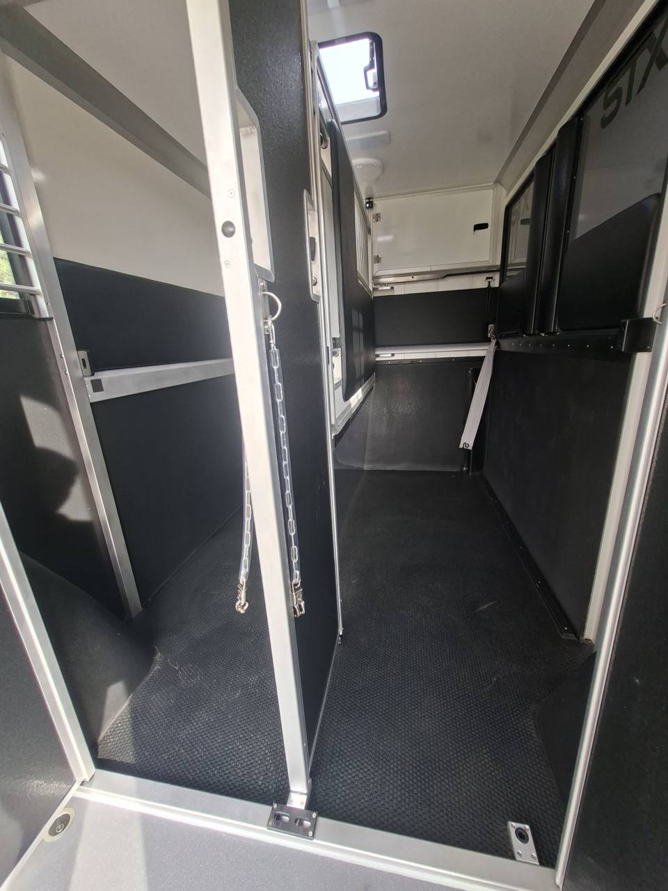 LOCATION CAMION CHEVAUX VL &ndash; STX RENAULT MASTER NEUF
