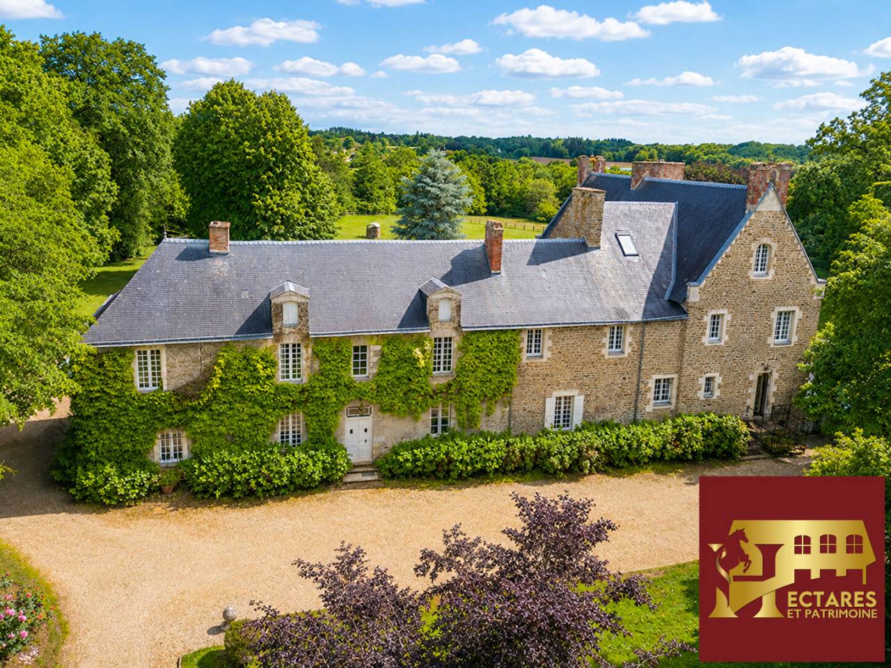 Propri&eacute;t&eacute;, 3 habitations ind&eacute;pendantes, 7 hectares.