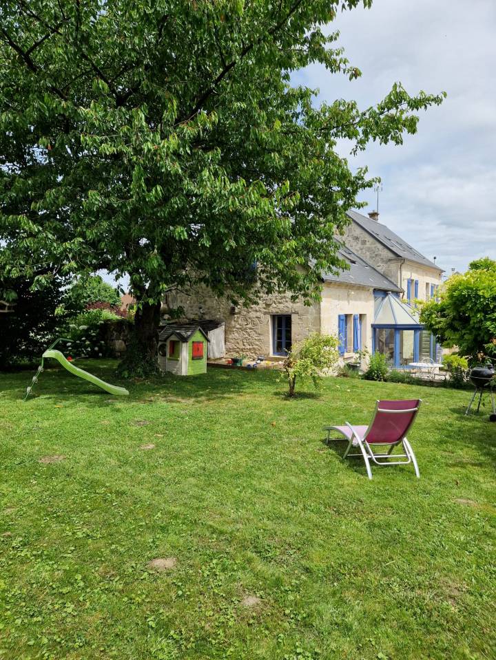 Propri&eacute;t&eacute; de charme en pierres + d&eacute;pendances + logement