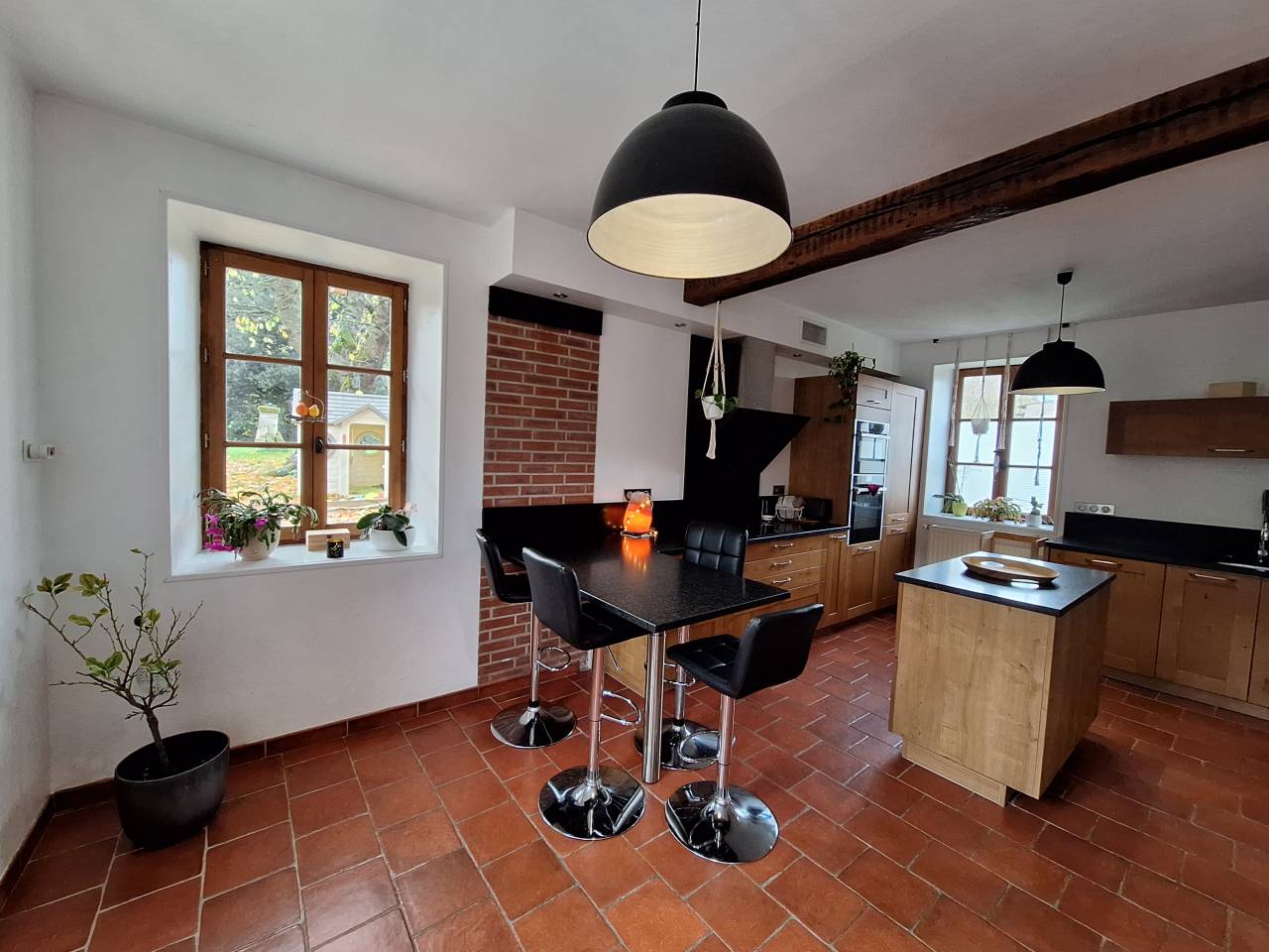 Propri&eacute;t&eacute; de charme en pierres + d&eacute;pendances + logement