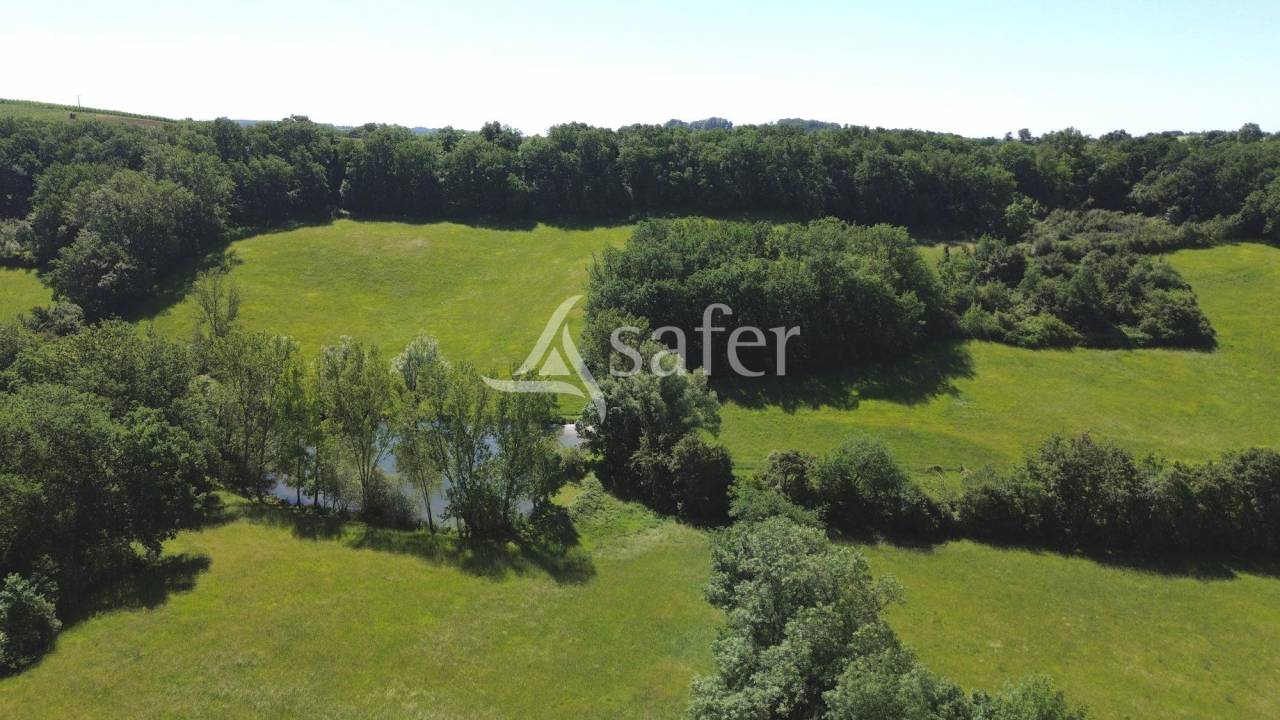 Belle propri&eacute;t&eacute; agricole BIO avec 3 maisons en pierre en tr&egrave;s