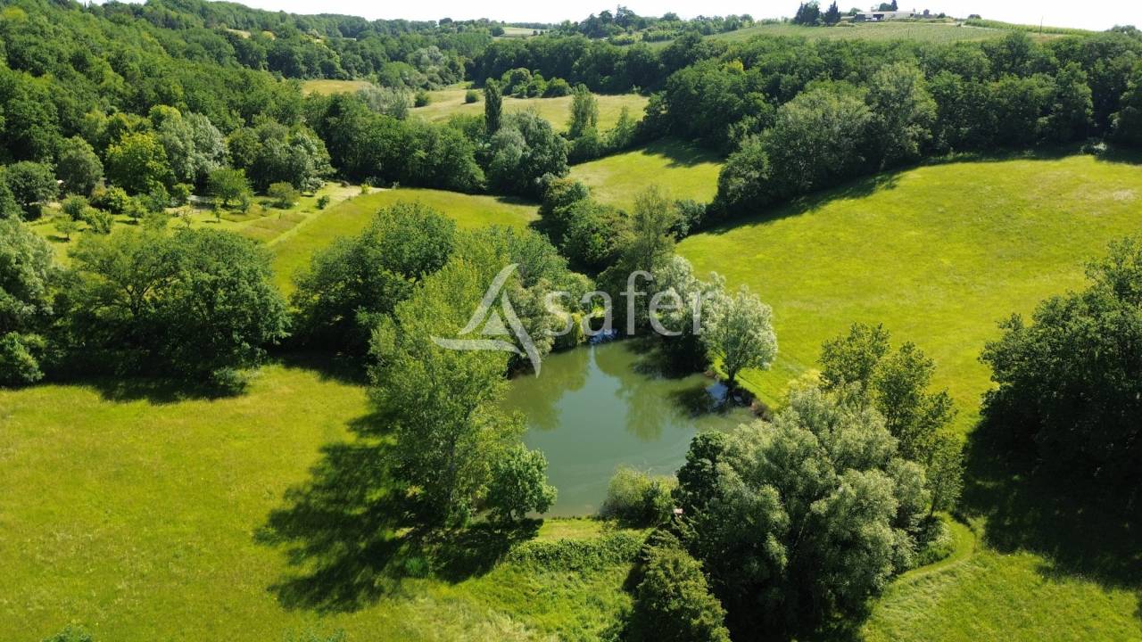 Belle propri&eacute;t&eacute; agricole BIO avec 3 maisons en pierre en tr&egrave;s