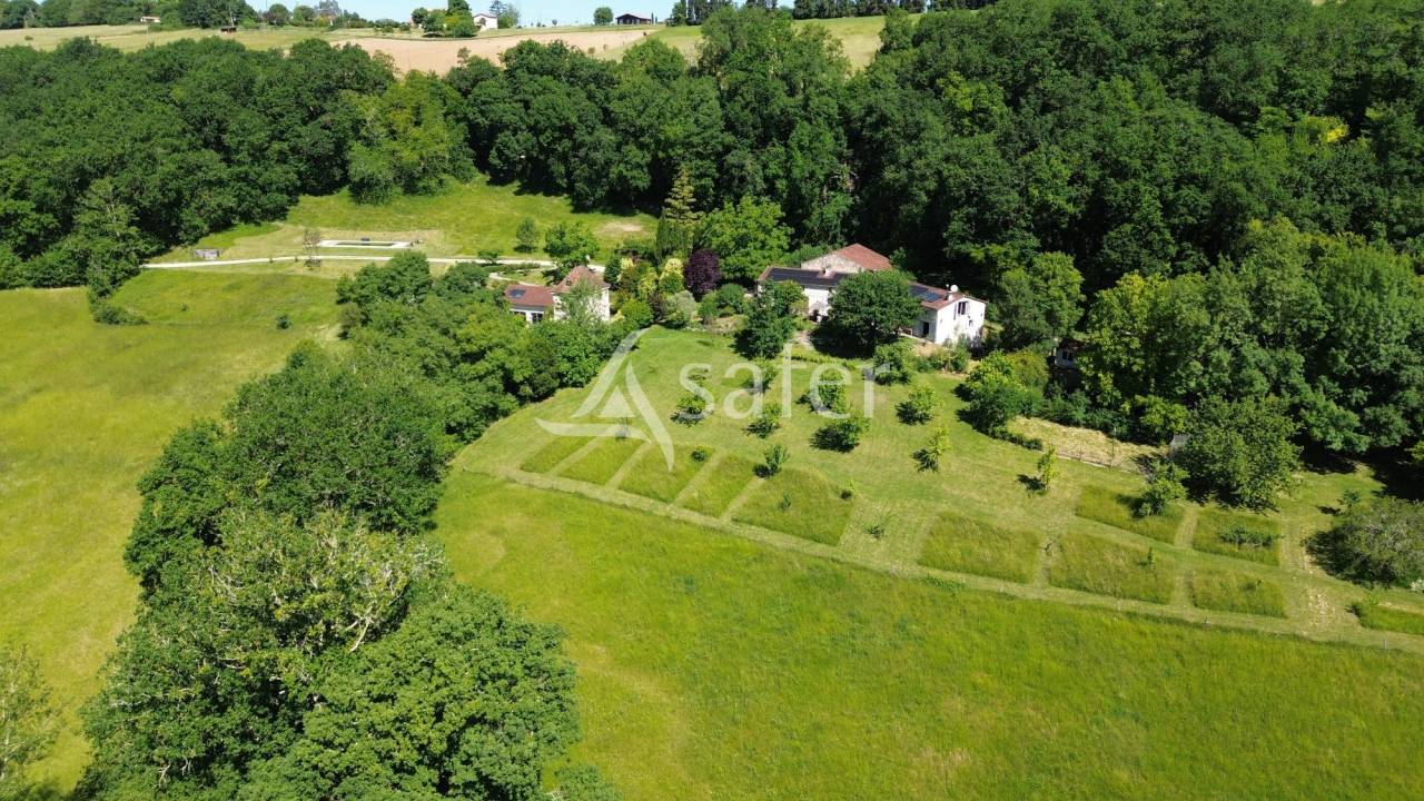 Belle propri&eacute;t&eacute; agricole BIO avec 3 maisons en pierre en tr&egrave;s