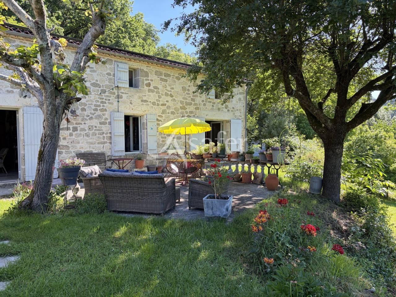 Belle propri&eacute;t&eacute; agricole BIO avec 3 maisons en pierre en tr&egrave;s