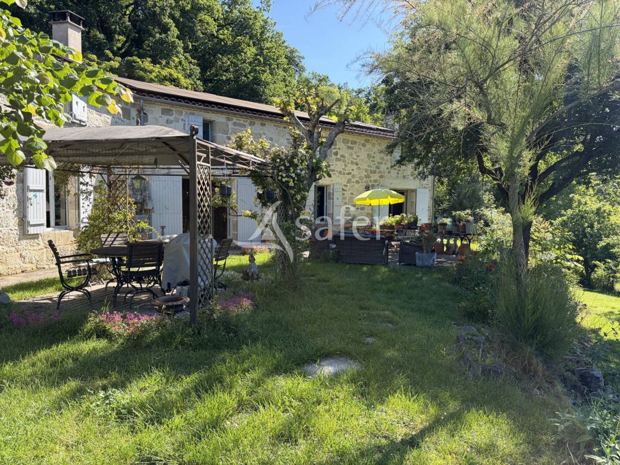 Belle propri&eacute;t&eacute; agricole BIO avec 3 maisons en pierre en tr&egrave;s