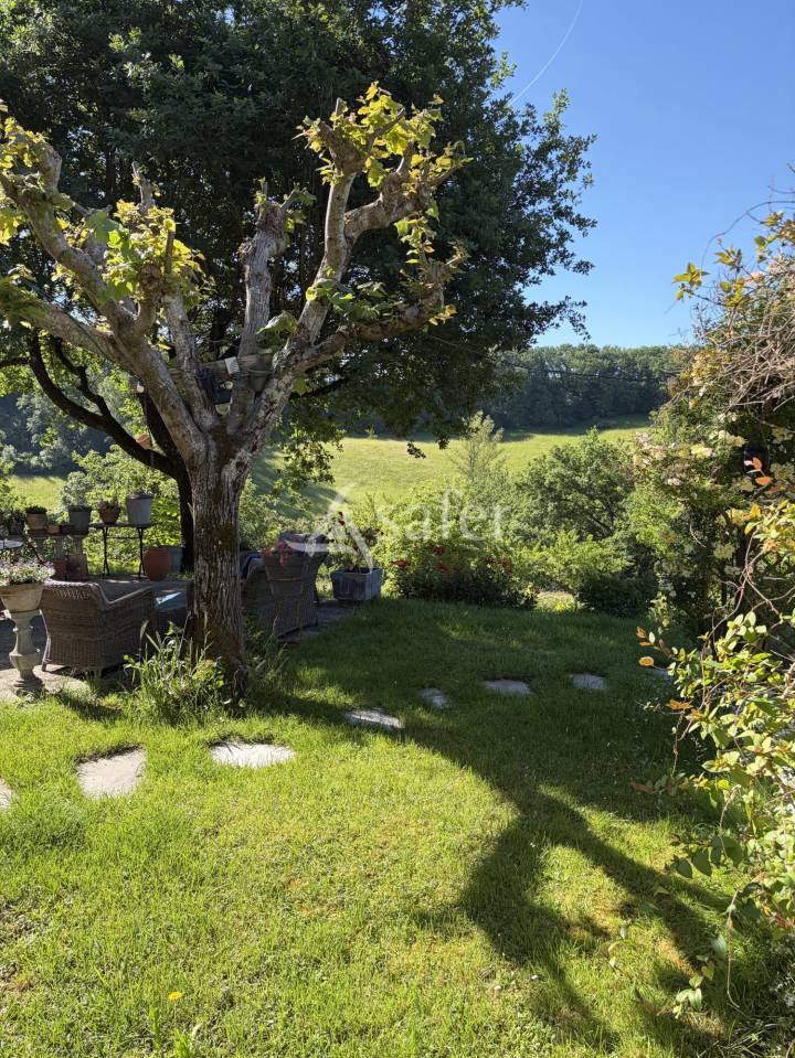 Belle propri&eacute;t&eacute; agricole BIO avec 3 maisons en pierre en tr&egrave;s