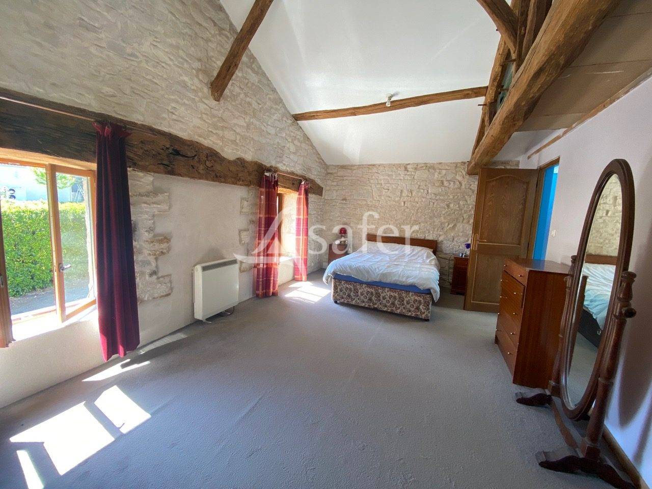 GRANGE VEND&Eacute;ENNE R&Eacute;NOV&Eacute;E SUR 4 HECTARES  365 m&sup2; HABITABLE
