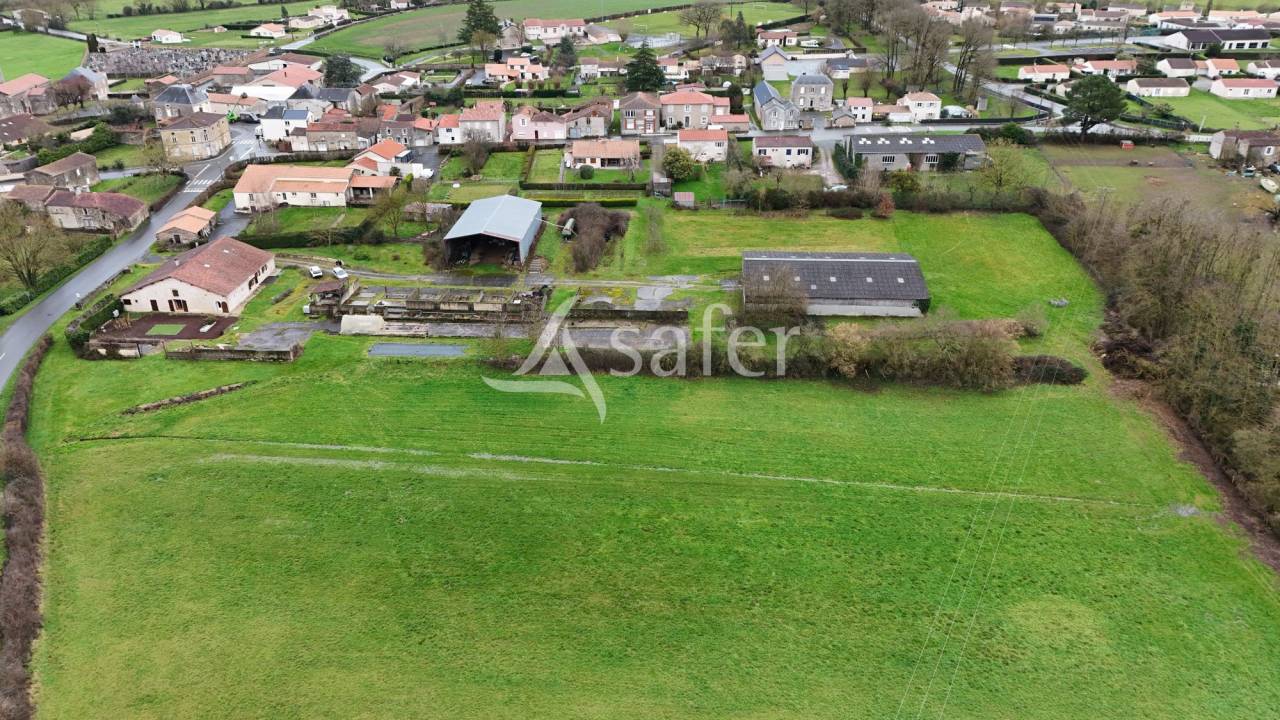 GRANGE VEND&Eacute;ENNE R&Eacute;NOV&Eacute;E SUR 4 HECTARES  365 m&sup2; HABITABLE