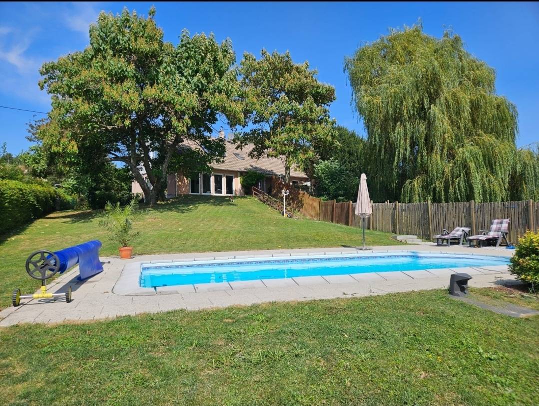 Belle maison avec des &eacute;curies
