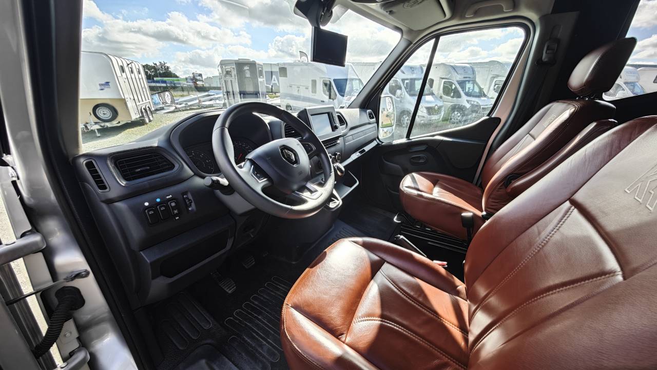 Camion Krismar 2 chevaux 5 places assises Stalles 