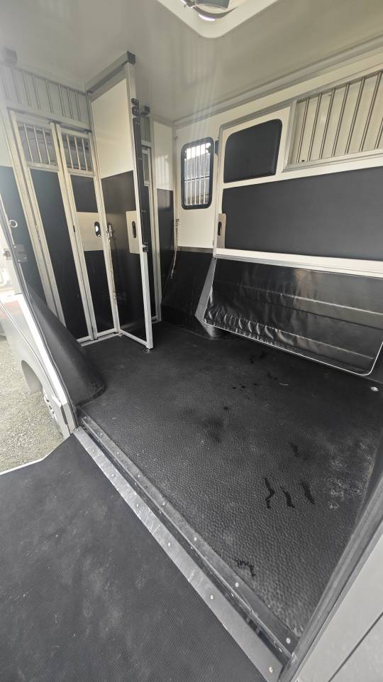 Camion Krismar 2 chevaux 5 places assises Stalles 