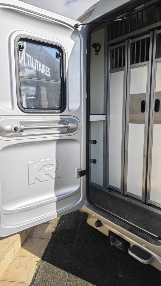 Camion Krismar 2 chevaux 5 places assises Stalles 