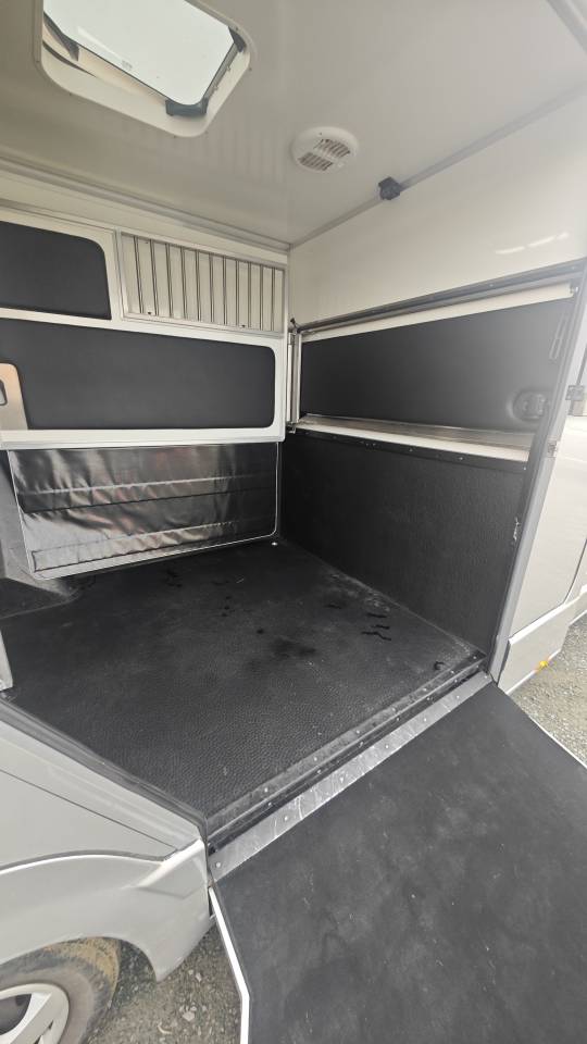 Camion Krismar 2 chevaux 5 places assises Stalles 