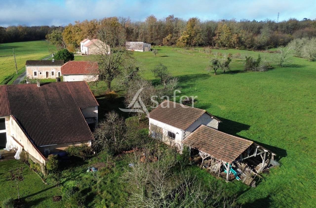Propri&eacute;t&eacute; avec maison en pierre sur 8ha proche Rib&eacute;rac