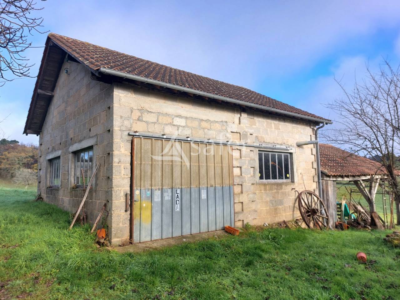 Propri&eacute;t&eacute; avec maison en pierre sur 8ha proche Rib&eacute;rac