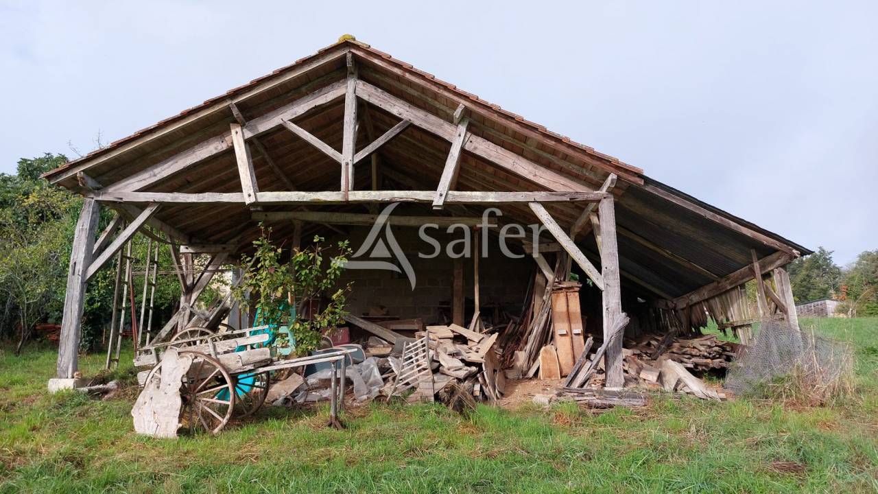 Propri&eacute;t&eacute; avec maison en pierre sur 8ha proche Rib&eacute;rac