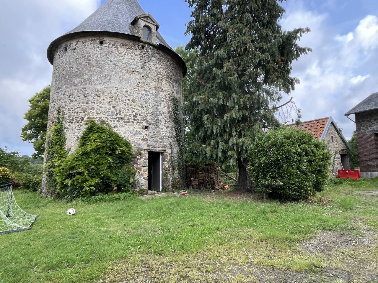 Manoir r&eacute;nov&eacute;, g&icirc;te, carri&egrave;re, man&egrave;ge, 12 hectares 