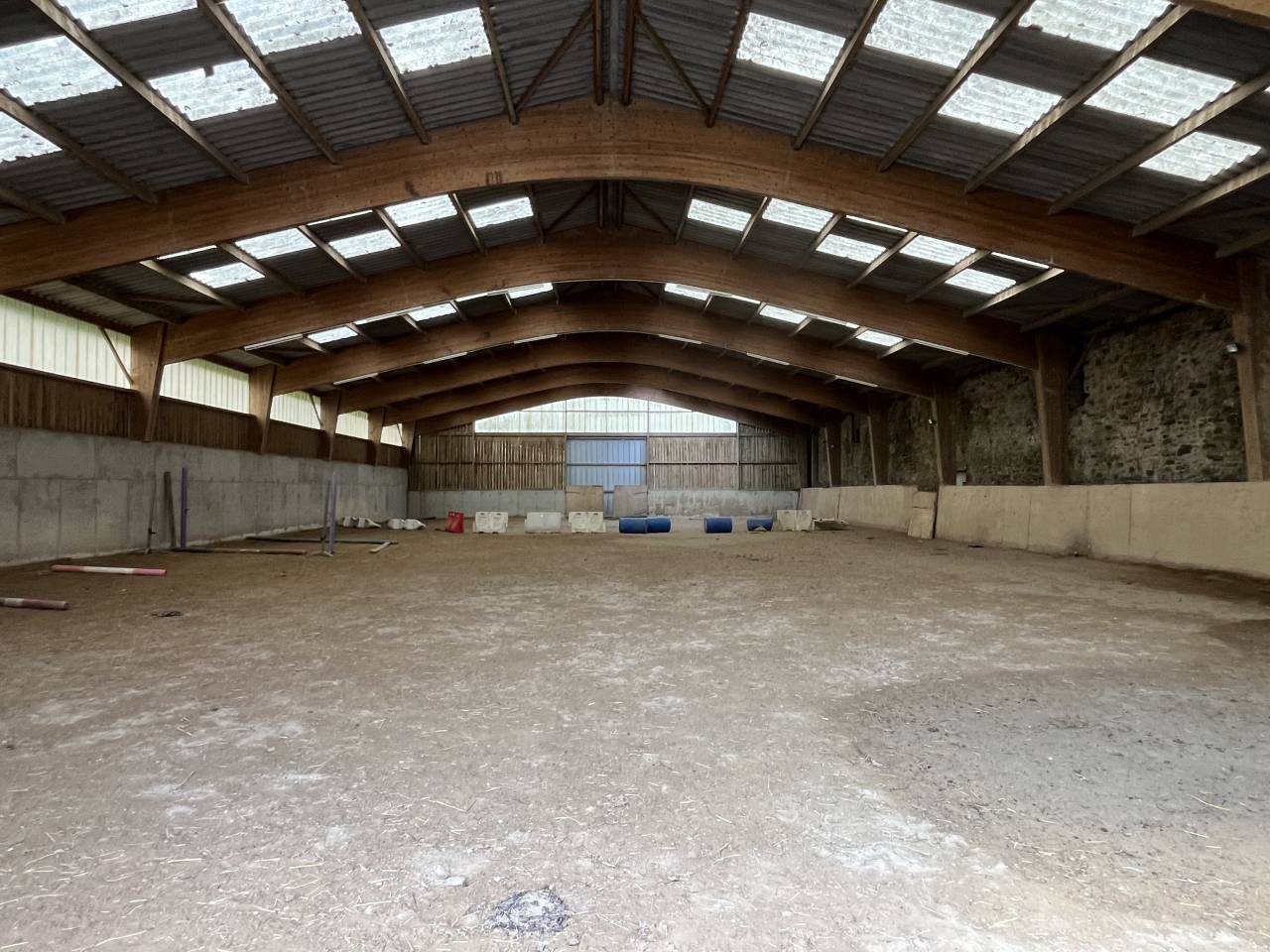 Manoir r&eacute;nov&eacute;, g&icirc;te, carri&egrave;re, man&egrave;ge, 12 hectares 
