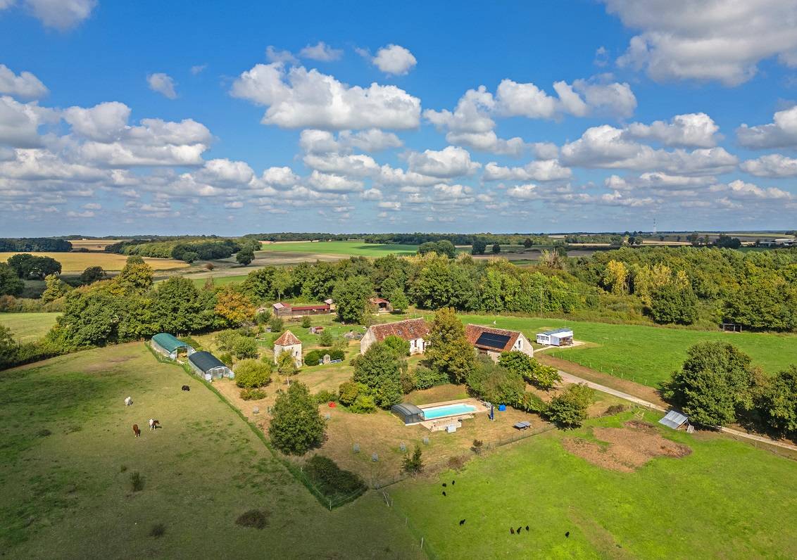 Propri&eacute;t&eacute; avec piscine, un g&icirc;te, boxes, carri&egrave;re, 12 HA