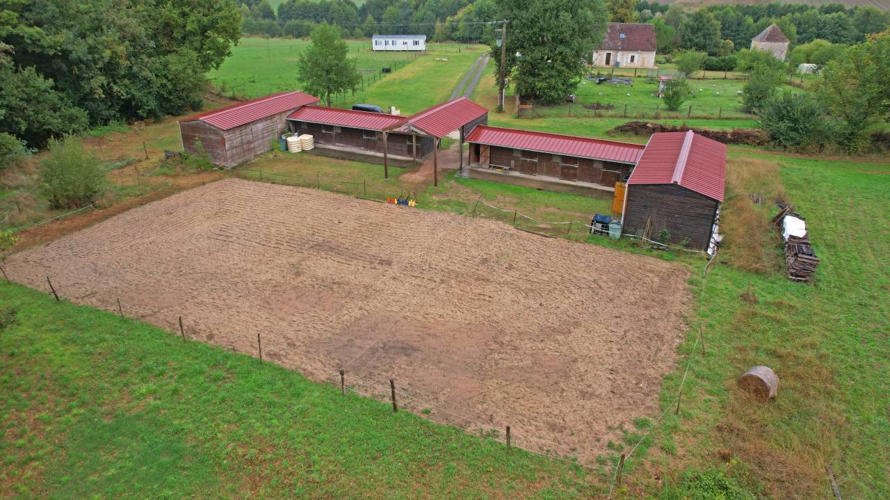 Propri&eacute;t&eacute; avec piscine, un g&icirc;te, boxes, carri&egrave;re, 12 HA