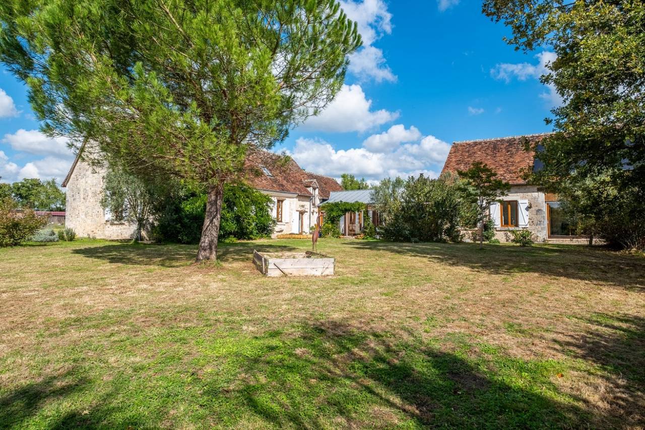 Propri&eacute;t&eacute; avec piscine, un g&icirc;te, boxes, carri&egrave;re, 12 HA