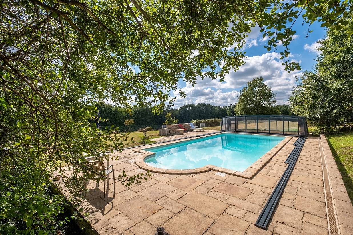 Propri&eacute;t&eacute; avec piscine, un g&icirc;te, boxes, carri&egrave;re, 12 HA