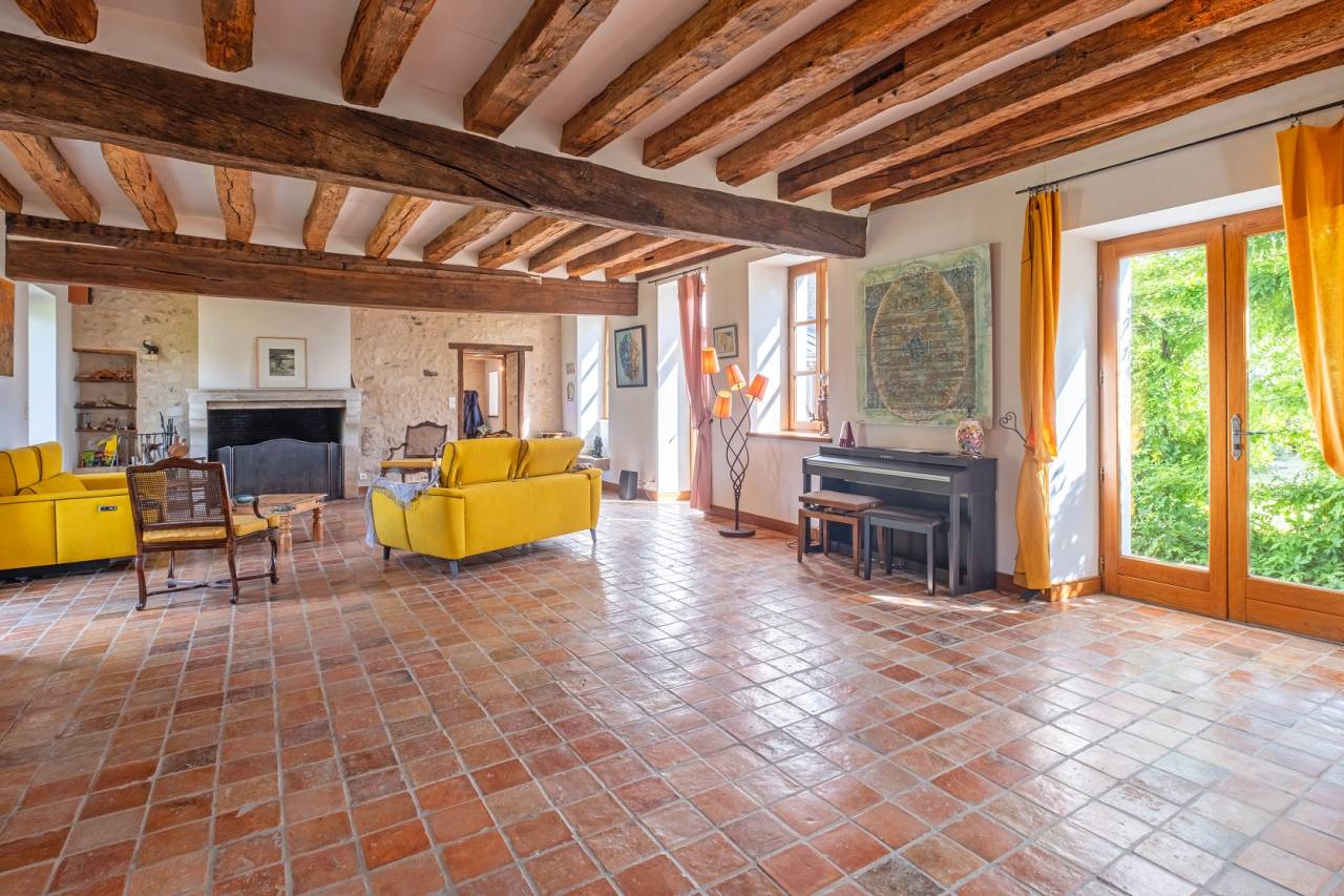 Propri&eacute;t&eacute; avec piscine, un g&icirc;te, boxes, carri&egrave;re, 12 HA