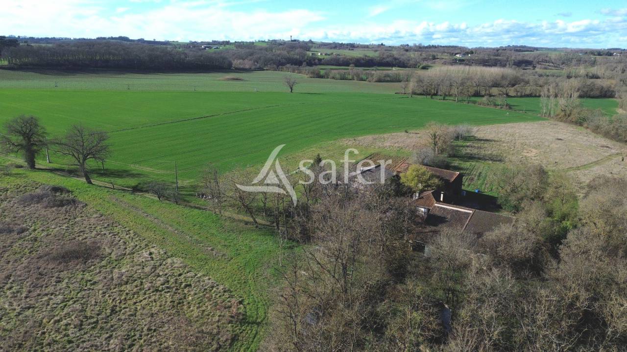 Propri&eacute;t&eacute; agricole avec 2 maisons sur 21ha